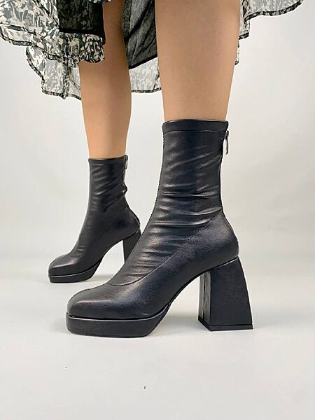 Черевики жіночі з високоякісної екошкіри чорного кольору на підборах демі