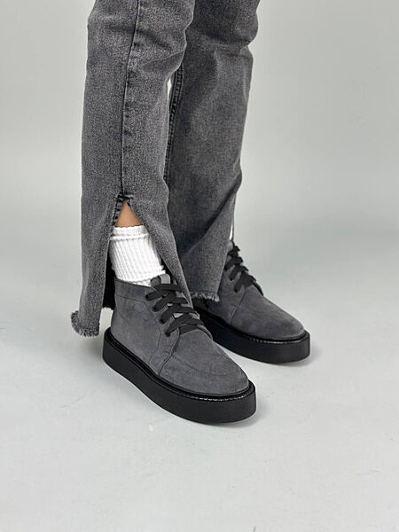 Черевики жіночі замшеві сірі на чорній підошві демі/зима