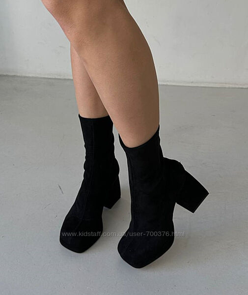 Черевики з високоякісного велюру та стрейчу чорного кольору на підборі