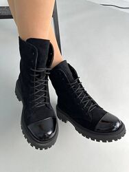 Черевики жіночі замшеві чорного кольору з лаковим носком демі/зима