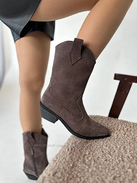 Черевики ковбойки жіночі замшеві шоколадного кольору на чорній підошві демі