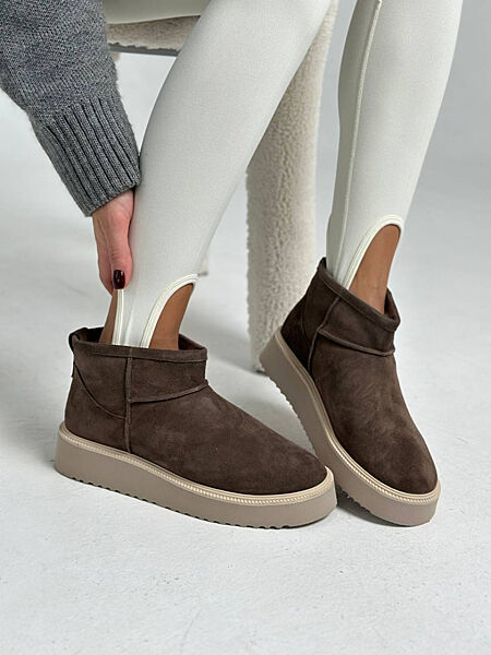 Уггі жіночі, натуральна замша, шоколадного кольору на світлій підошві