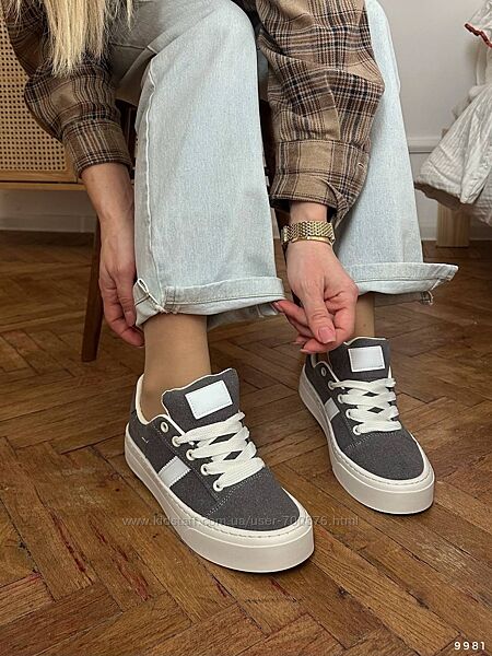 Стильні кросівки, сірі/білий. еко замша. платформа 4 см. маломірять на розм
