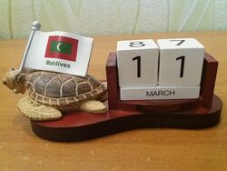 Календарь настольный, деревянный, вечный Черепаха Мальдивы.