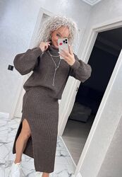 Розкішний вязаний костюм з розрізом