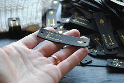 Кожаные бирки с горячим тиснением логотипа.