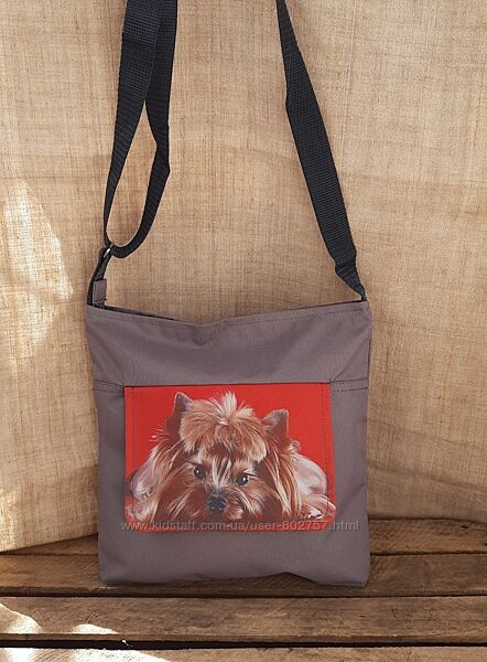 Сумочка планшет клатч сірий тканинний з принтом на змійці через плече недор