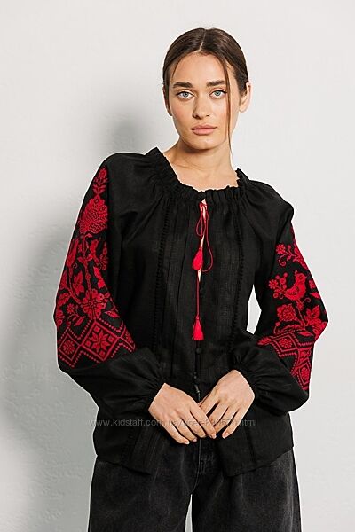 Жіноча вишиванка чорна з червоною вишивкою хрестиком 