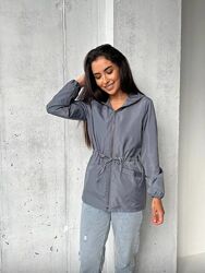 Жіноча вітрівка з капюшоном