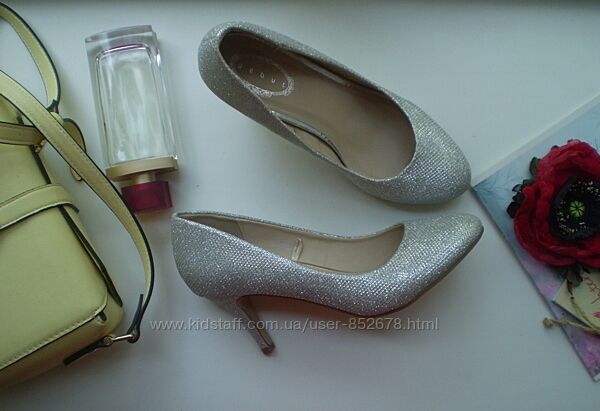 Жіночі сріблясті туфлі Debut UK5 38р. шпильки, блискучі 