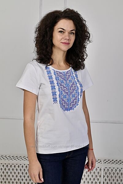 Жіноча футболка вишиванка з синім орнаментом
