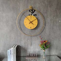 Настінний годинник у металевому корпусі з маятником