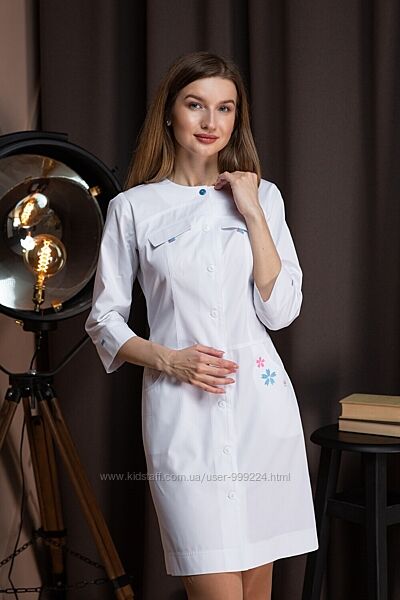 Медичний халат модель Аврора з ніжною вишивкою  від ТМ Jasmine 