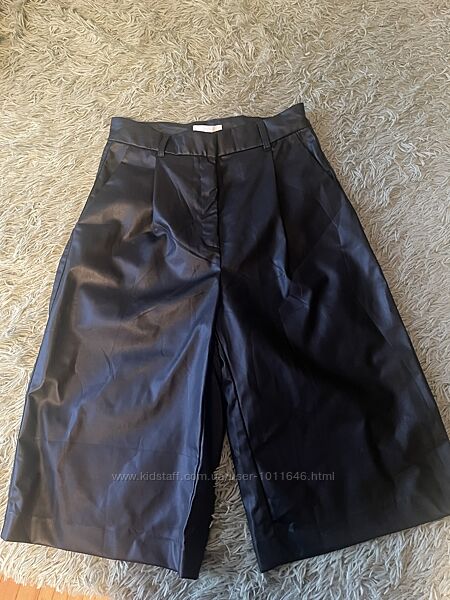 Шкіряні довгі шорти H&M 40європ.