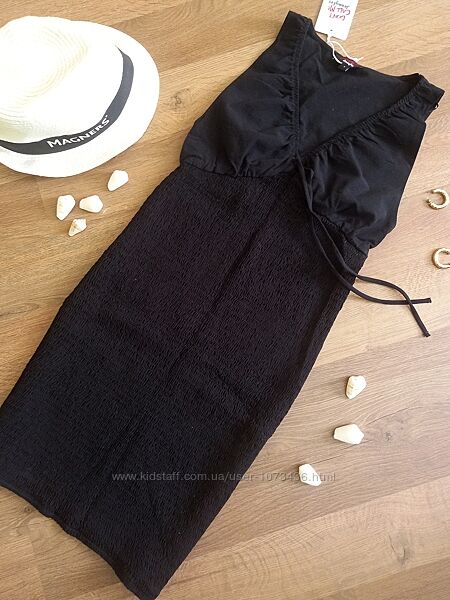 Чорна сукня в обтяжку