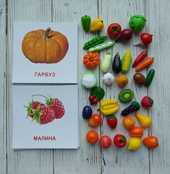 Мініатюрні овочі та фрукти з картками