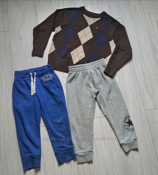 Штани Gap, Converse і светр Tommy Hilfiger.