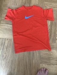 Жіноча футболка Nike