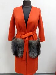  Яркое модное пальто - халат с меховыми карманами, натуральный мех
