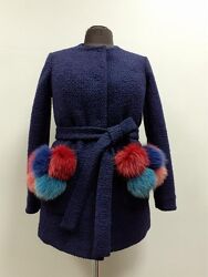 Яркое утепленное пальто, букле, с меховыми карманами, натуральный мех песец
