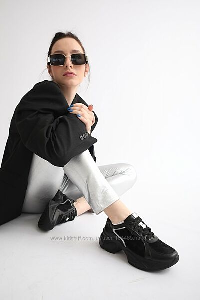 Черные кожаные женские кроссовки с замшевыми вставками