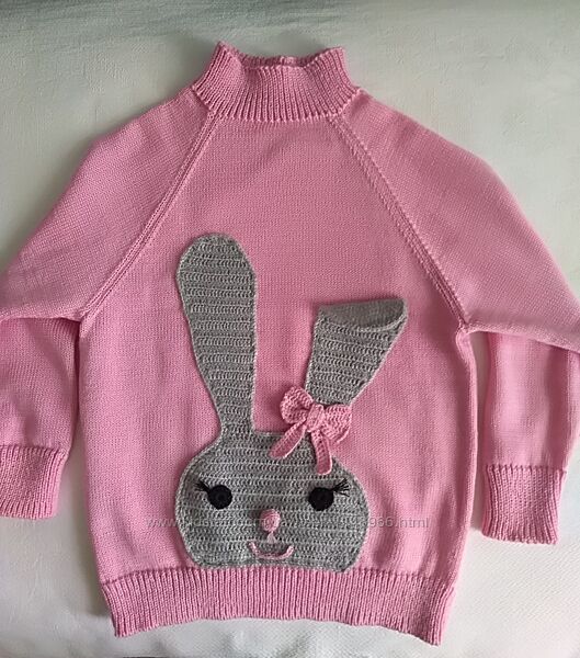 Вязаний дитячий светр із вязаною гачком аплікацією зайченя.