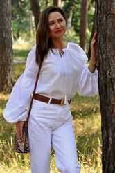 Жіноча вишиванка з об&acuteємною вишивкою білим по білому