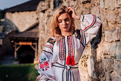 Вишита жіноча сукня Троянда бохо біла