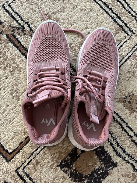 Жіночі кросівки