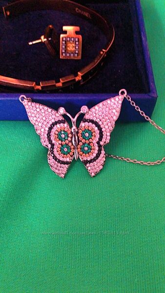 Серебряная цепочка с кулоном-бабочка с изумрудами и фианитами 
