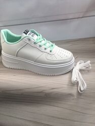 Кросівкі жіночі нові в наявності.