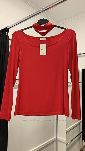 Очень привлекательная кофточка с чокером красная