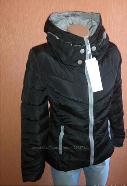 Куртка теплая, очень красиво и стильно, с капюшоном 
