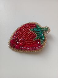 Брошка Полуничка