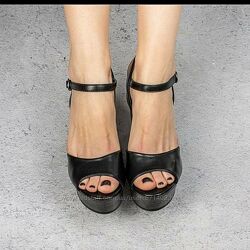 Босоножки 37 р. Новые. На ножку 23-23.5 см. Высота 3/11