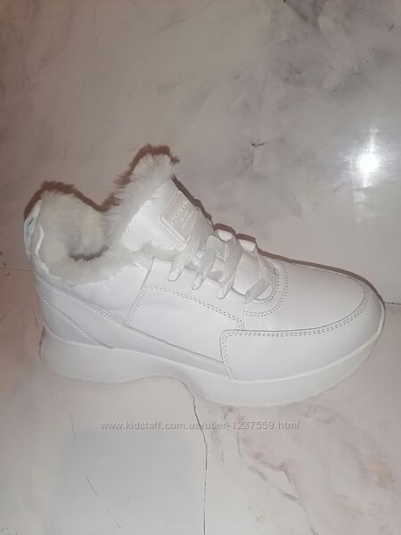 Шкіряні зимові білі кросівки 37р