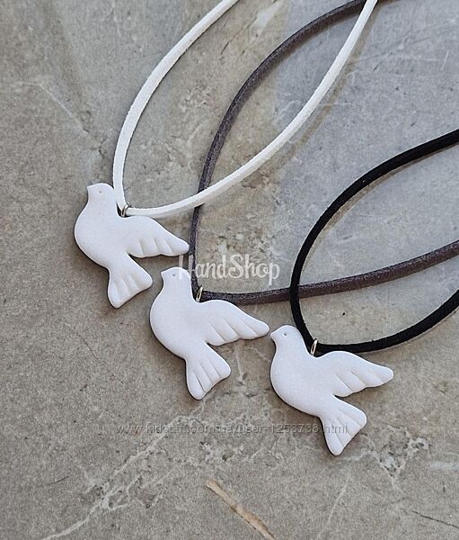 Кулон біла горлиця з блискітками, полімерна глина, замшевий шнур на вибір