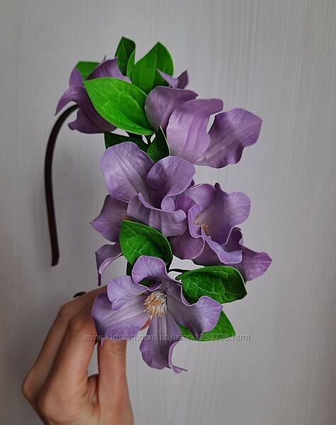 Обідок для волосся з фіолетовими квітами клематис