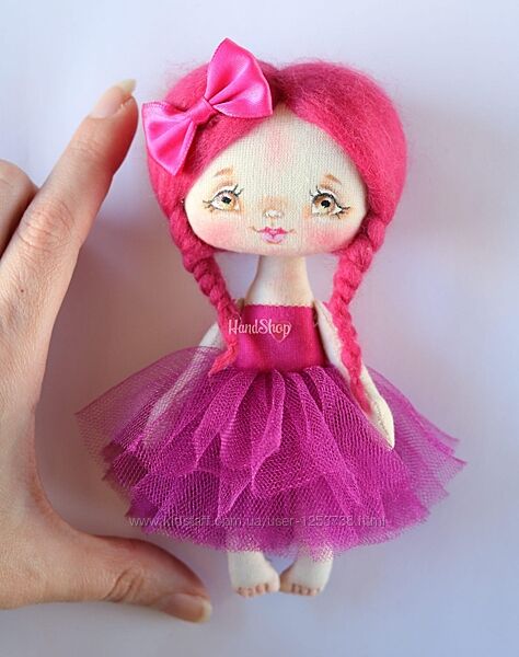 Кукла с розовыми волосами и большими глазами