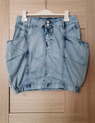 Короткая джинсовая юбка с боковыми накладными карманами