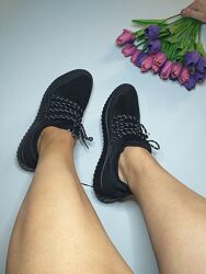 Чорні кросівки 