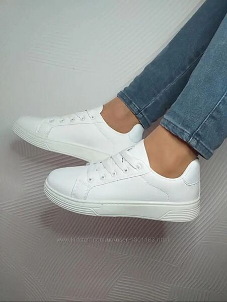 Білі кросівки 