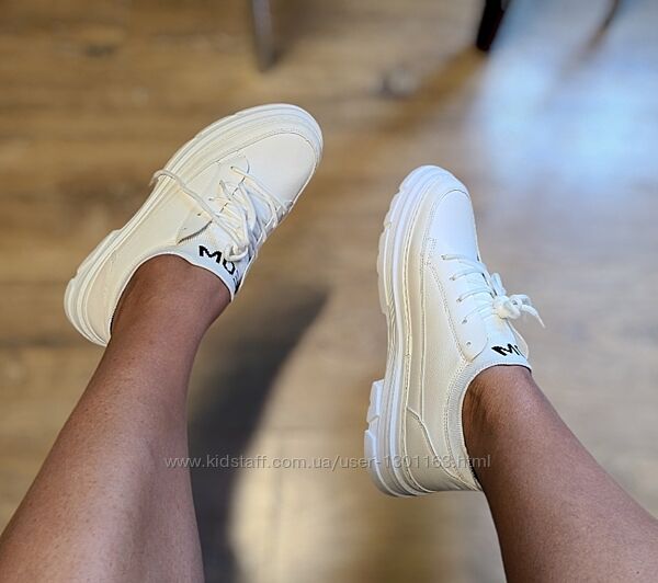 Білі кросівки 