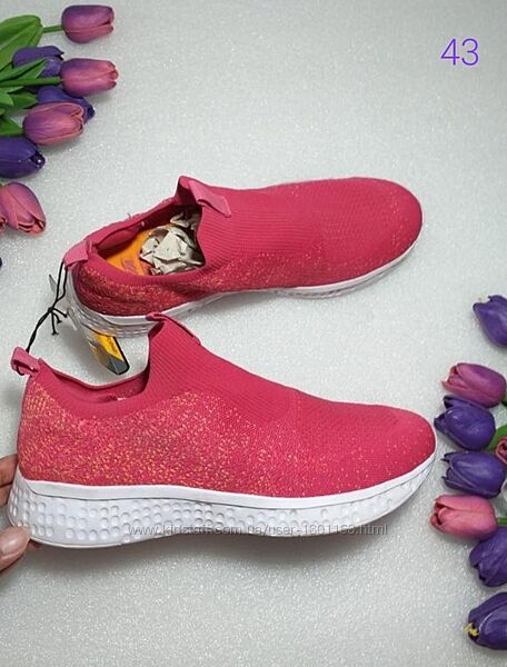 Рожеві кросівки 