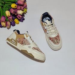 Рожеві кросівки