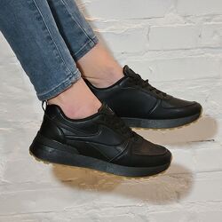 Чорні кросівки