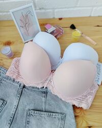 Женский гладкий бюстгальтер на поролоне с вставками кружева