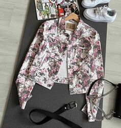 Джинсова куртка в квітковий принт amisu