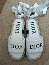 Босоножки белые надпись