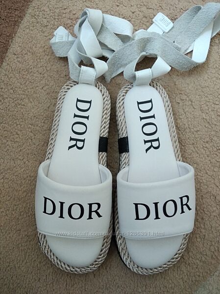 Босоножки белые надпись